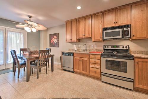 Townhome With Lake Club Access, Less Than 1 Mi To Ski!
