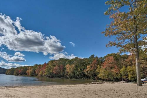 Townhome With Lake Club Access, Less Than 1 Mi To Ski!