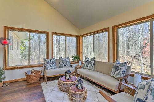 Spacious Outdoor Haven In The Hideout With Deck