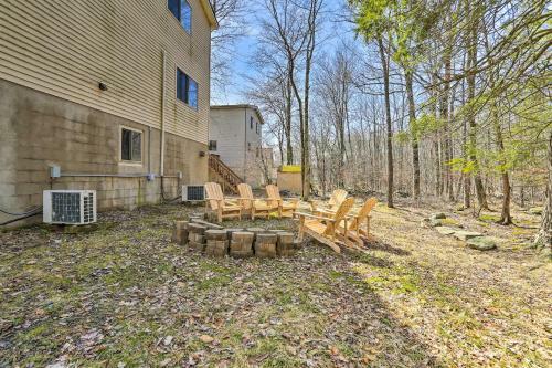 Spacious Outdoor Haven In The Hideout With Deck