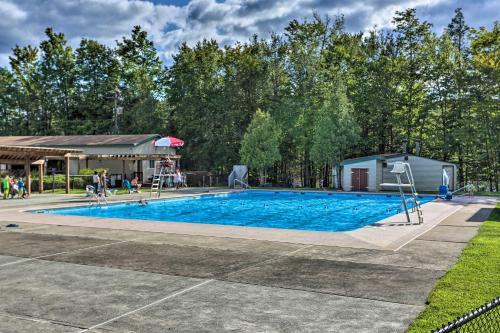 Spacious Outdoor Haven In The Hideout With Deck