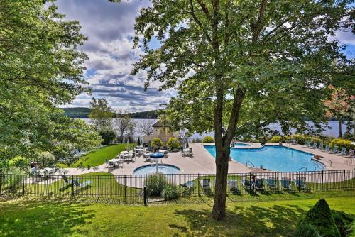 Apartamento Lakefront Poconos Condo With Pool Access And Water Views!
