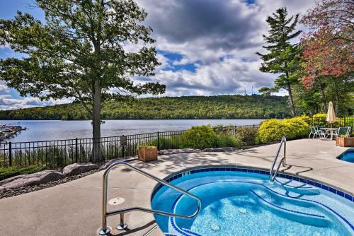 Apartamento Lakefront Poconos Condo With Pool Access And Water Views!