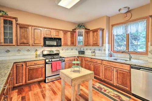 Lake Harmony Home With Deck, Near Skiing And Golf