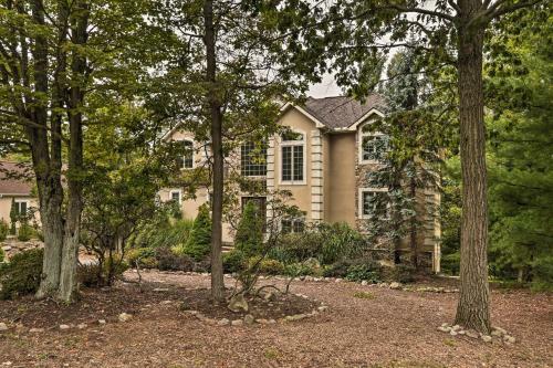 Lake Harmony Home With Deck, Near Skiing And Golf