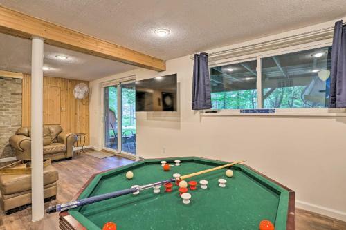 Emerald Lakes Resort Home With Deck And Large Yard