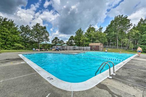 Emerald Lakes Resort Home With Deck And Large Yard