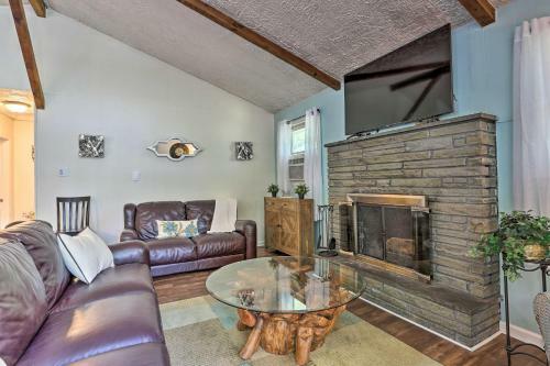 Emerald Lakes Resort Home With Deck And Large Yard