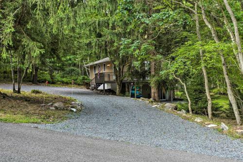 Emerald Lakes Resort Home With Deck And Large Yard