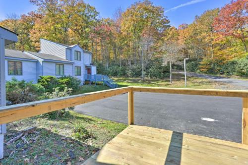 Poconos Home With Shared Pool, 9 Mi From Jack Frost!