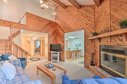 Poconos Townhome - 2 Blocks To Lake Harmony!
