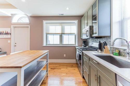 Fire Pit -roof Deck- Parking -penn-chop-sleeps 7