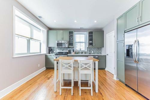 Fire Pit -roof Deck- Parking -penn-chop-sleeps 7