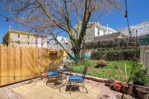 Guest Apartment In Row Home With Backyard Patio