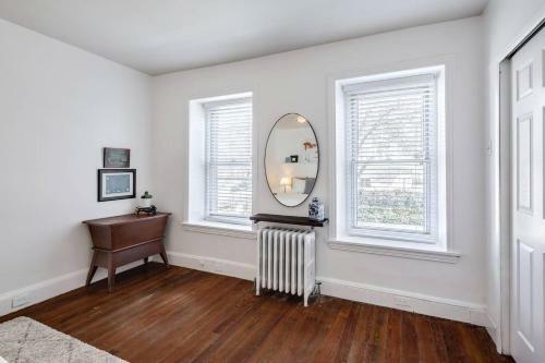 Guest Apartment In Row Home With Backyard Patio