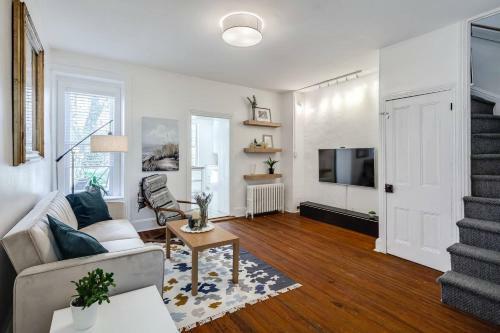Guest Apartment In Row Home With Backyard Patio