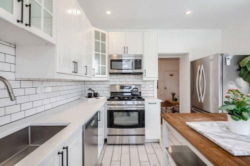 Guest Apartment In Row Home With Backyard Patio