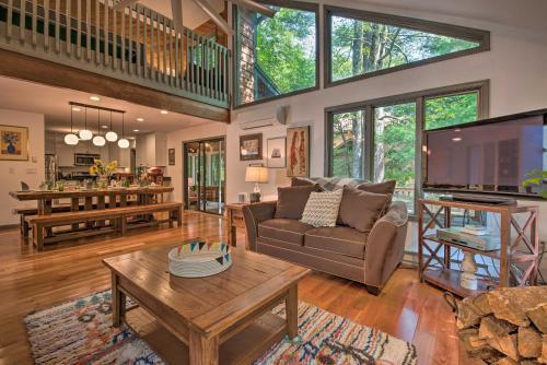 Elevated Forest Escape With Deck And Walk To Pool