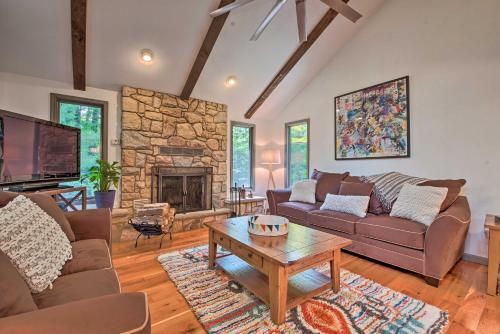 Elevated Forest Escape With Deck And Walk To Pool