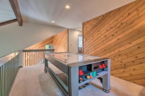 Elevated Forest Escape With Deck And Walk To Pool