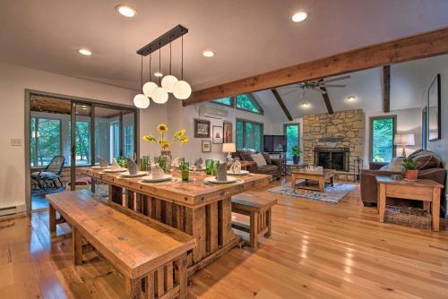 Elevated Forest Escape With Deck And Walk To Pool