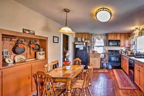 Charming Poconos Home, 5 Mi To Hickory Run!