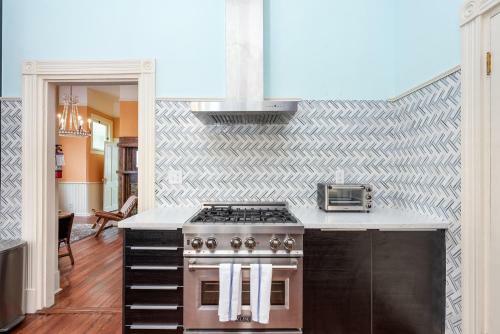 New - Queen Ann's Victorian Flat + Balcony