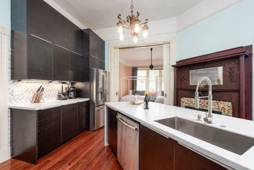New - Queen Ann's Victorian Flat + Balcony