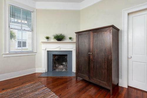 Top Floor Home At Queen Victorian!