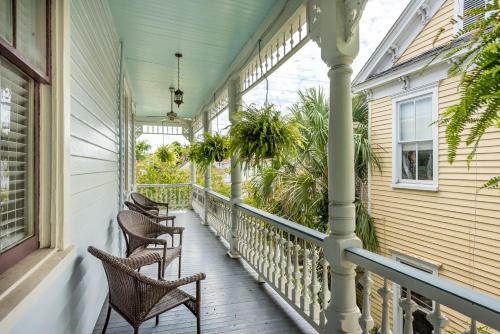 Top Floor Home At Queen Victorian!