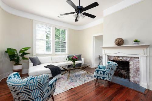 Top Floor Home At Queen Victorian!