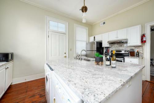 Top Floor Home At Queen Victorian!