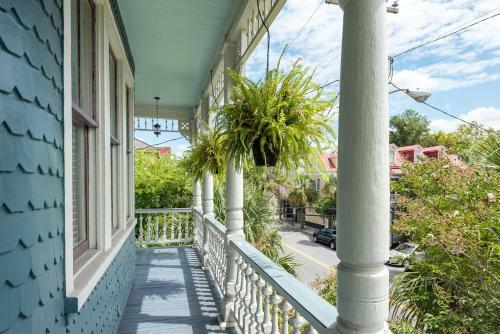 Top Floor Home At Queen Victorian!