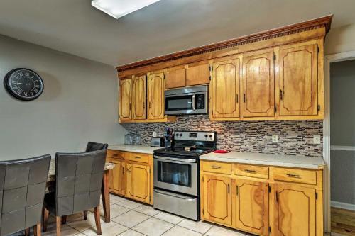 Mt Pleasant House With Screened Patio And Pool Table!