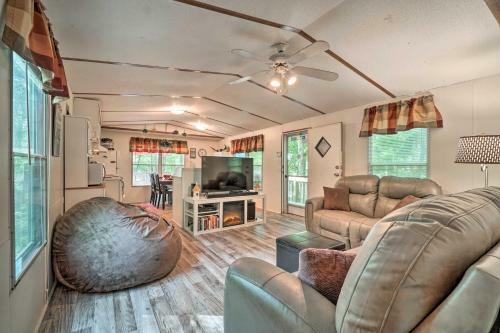 Lovely Lakefront Home With Deck, Kayak Available