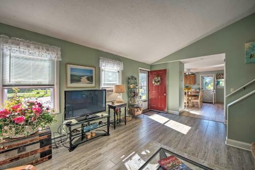 Ideal Narragansett Location Furnished Deck!