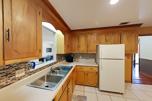 Charming Home On Cul-de-sac - Game Room & Firepit Home