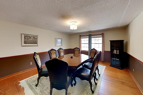 Charming Home On Cul-de-sac - Game Room & Firepit Home