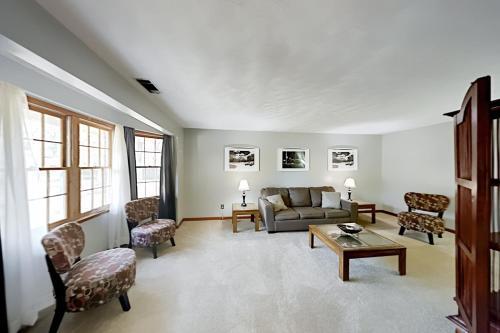 Charming Home On Cul-de-sac - Game Room & Firepit Home