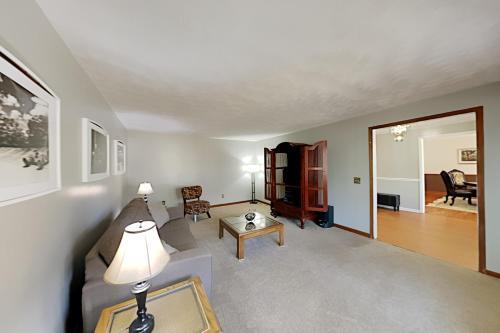 Charming Home On Cul-de-sac - Game Room & Firepit Home