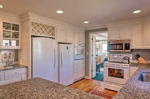 Beach Home With Deck And Views 1 Block To Ocean!