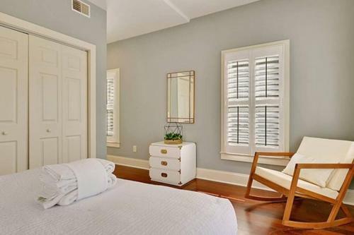 Entire 3bd/2.5ba Luxury Home 2 Blocks From King St