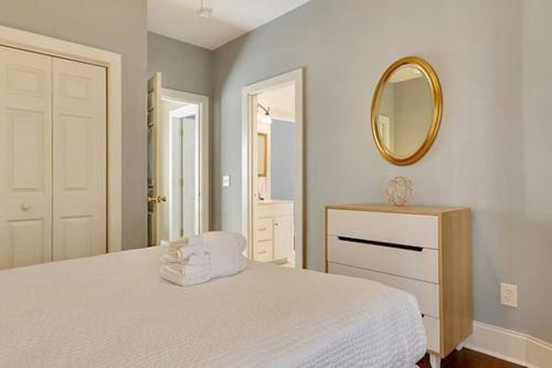 Entire 3bd/2.5ba Luxury Home 2 Blocks From King St