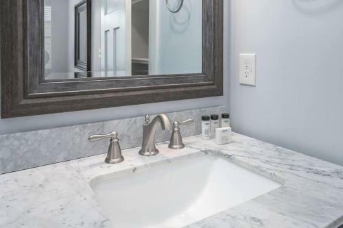 The Dewberry Suite At Morrison Manor
