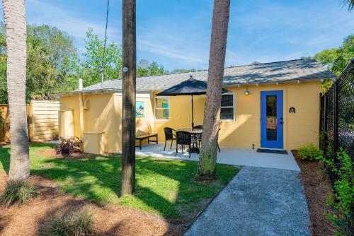 New Listing Completely Renovated Laid Back Casual Beach Bungalow