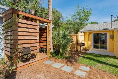 New Listing Completely Renovated Laid Back Casual Beach Bungalow
