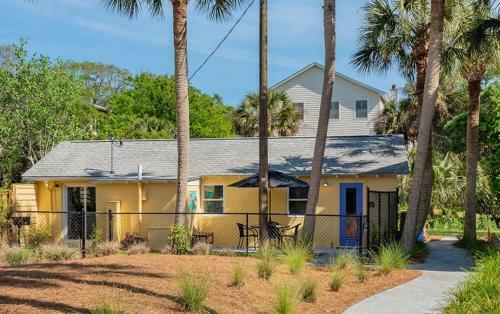 New Listing Completely Renovated Laid Back Casual Beach Bungalow