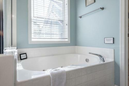 84 Waters Edge - Riverview Townhouse - Pool