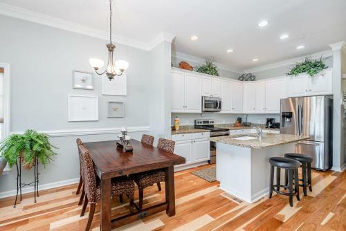 84 Waters Edge - Riverview Townhouse - Pool