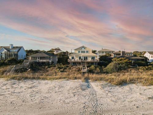 Lighthouse - Beachfront Abode W Pool Table & Ping Pong